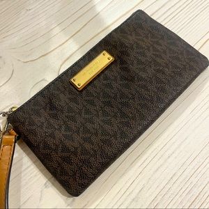 MICHAEL KORS Wristlet